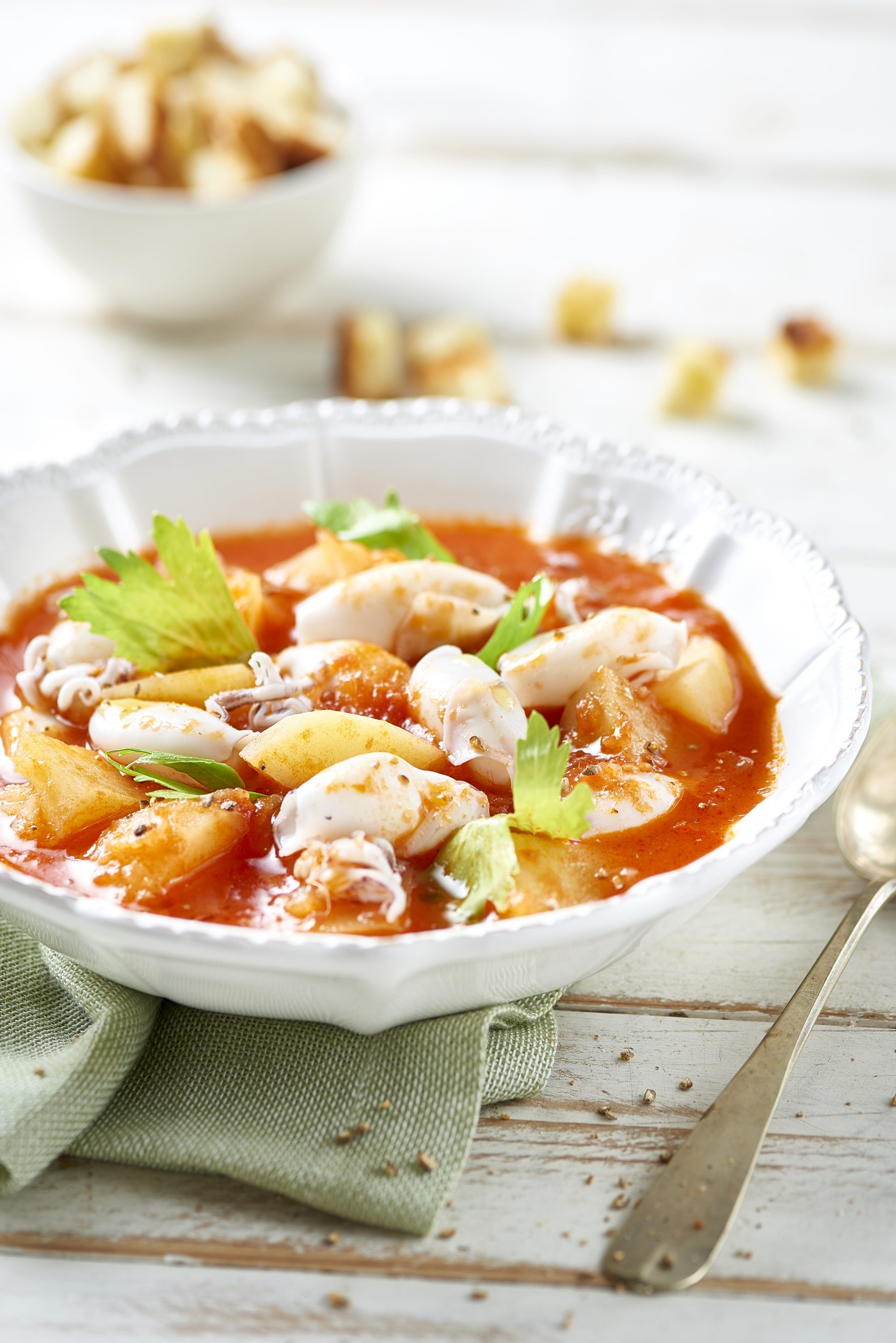 Potatissoppa – recept med finkrossade tomater, calamari och vitlökscrostini Potatissoppa – recept med finkrossade tomater, calamari och vitlökscrostini