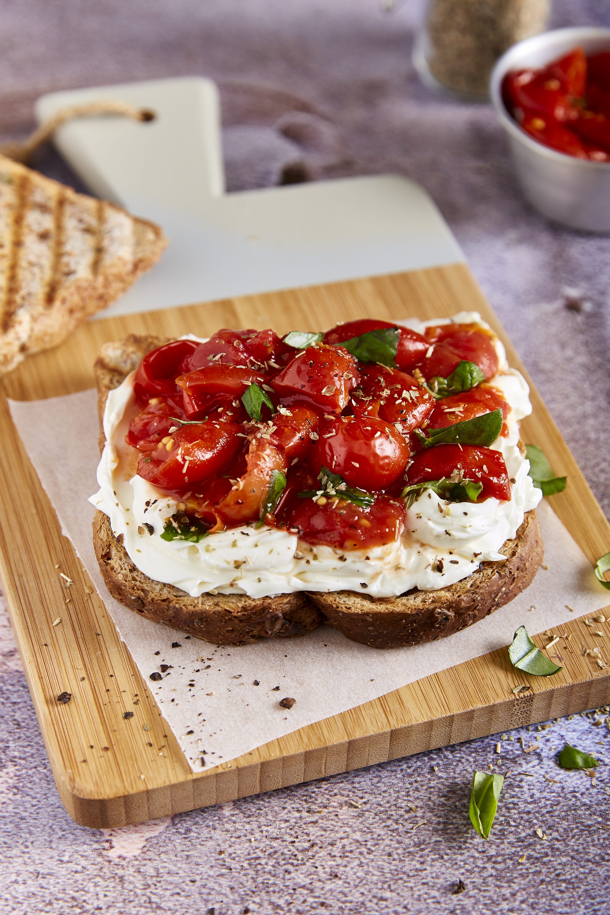 Toast med Mutti körsbärstomater och färskost Toast med Mutti körsbärstomater och färskost