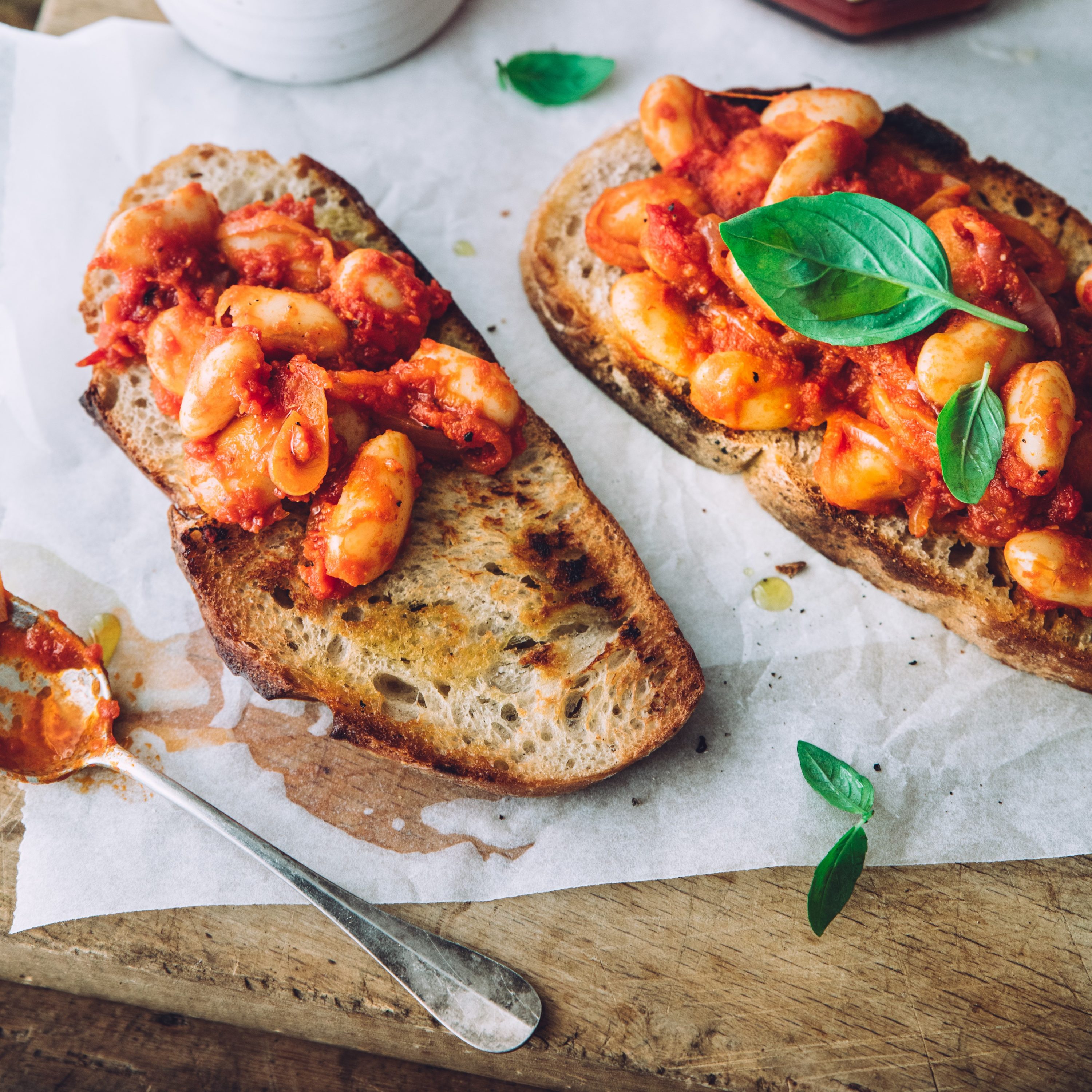 Toast med vita bönor i tomatsås Toast med vita bönor i tomatsås