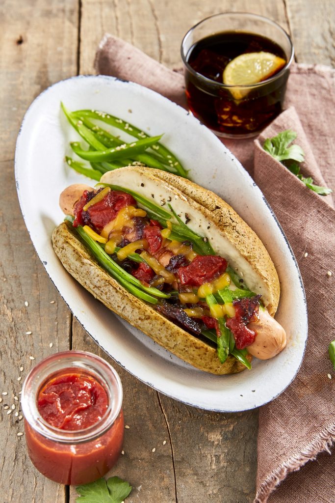 Gourmethotdogs med sås på cannellinibönor, grön paprika, karamelliserad rödlök, riven ost och ketchup Gourmethotdogs med sås på cannellinibönor, grön paprika, karamelliserad rödlök, riven ost och ketchup