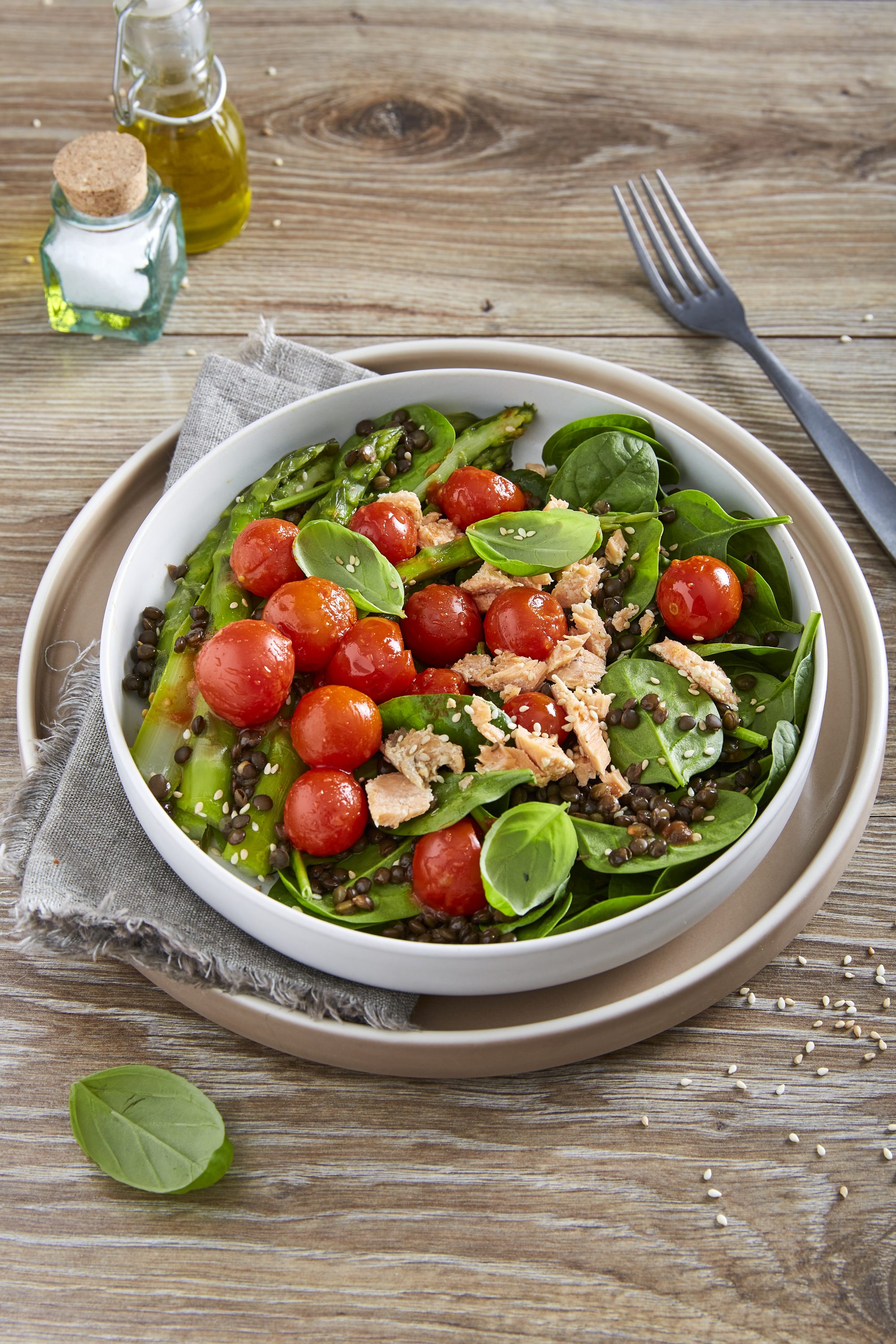 Sallad med varmrökt lax och svarta linser Sallad med varmrökt lax och svarta linser
