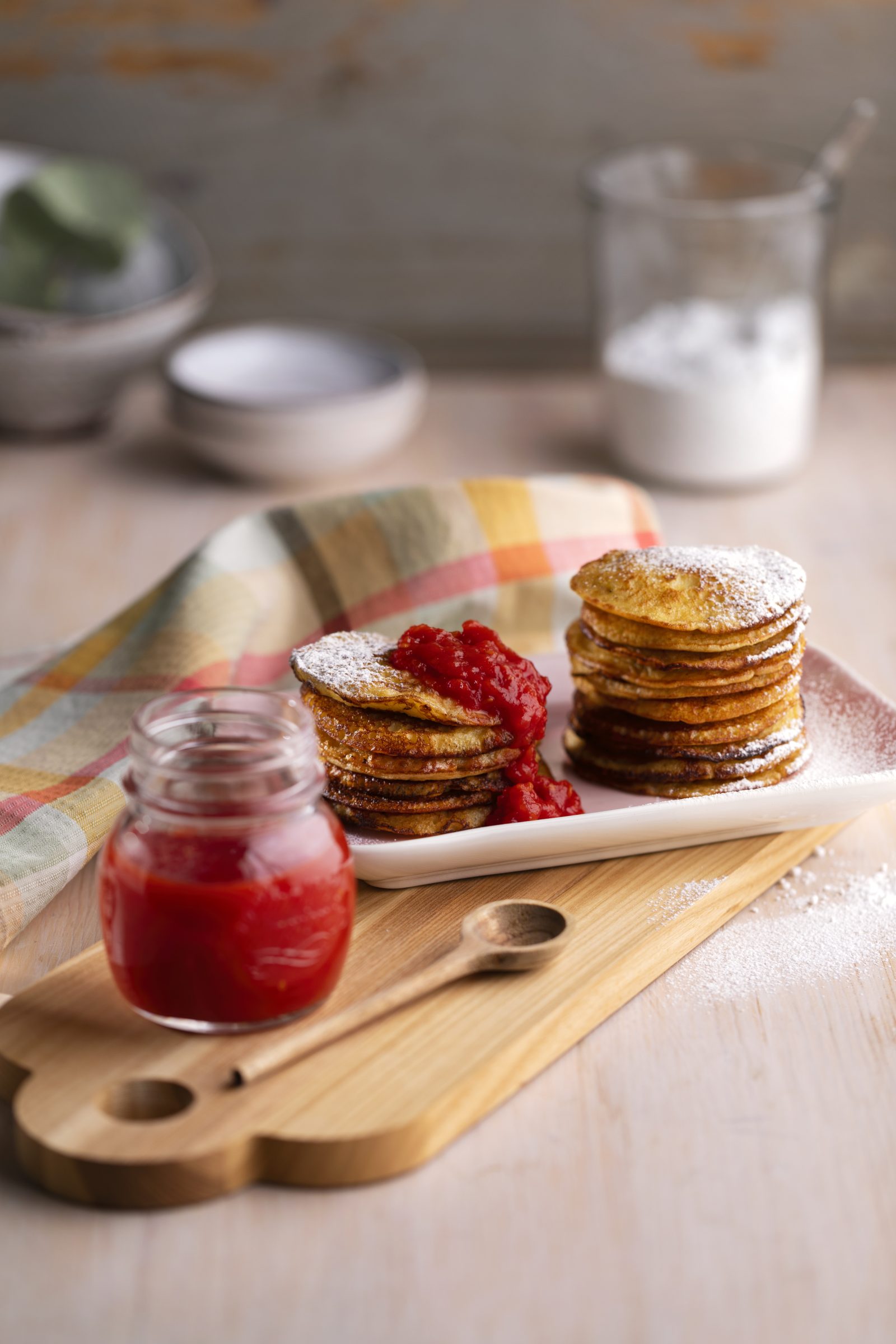 GRÖTPANNKAKOR MED SÖT TOMATSYLT GRÖTPANNKAKOR MED SÖT TOMATSYLT