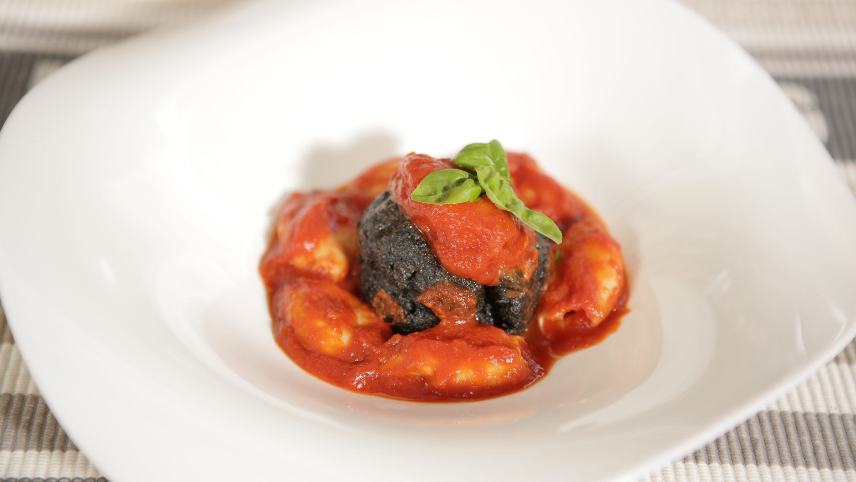Gegrillter Tintenfisch mit Polenta und Tintenfischtinte Gegrillter Tintenfisch mit Polenta und Tintenfischtinte