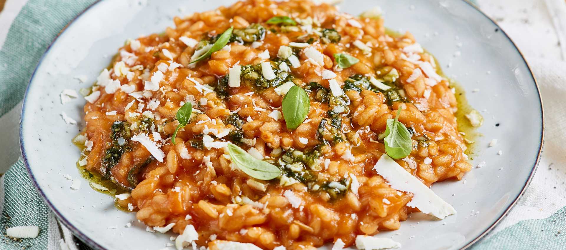 Tomaten-Risotto mit Pesto und Ricotta-Käse Tomaten-Risotto mit Pesto und Ricotta-Käse