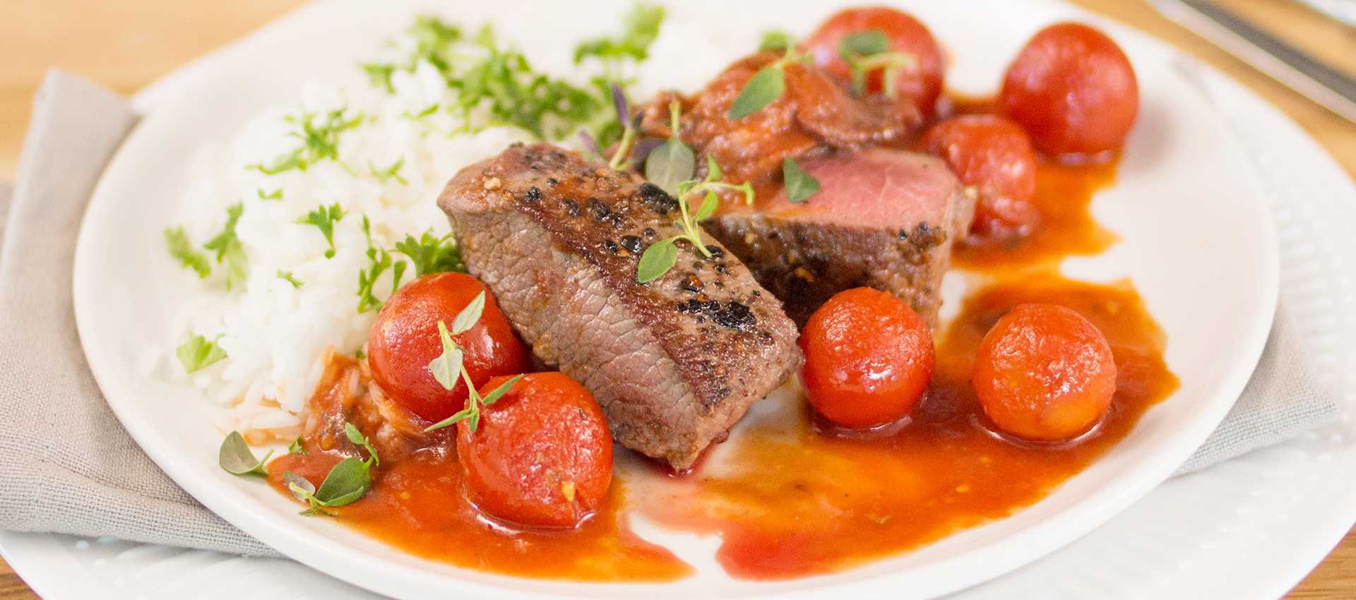 Gebratenes Lammfleisch mit Cherrytomaten Gebratenes Lammfleisch mit Cherrytomaten