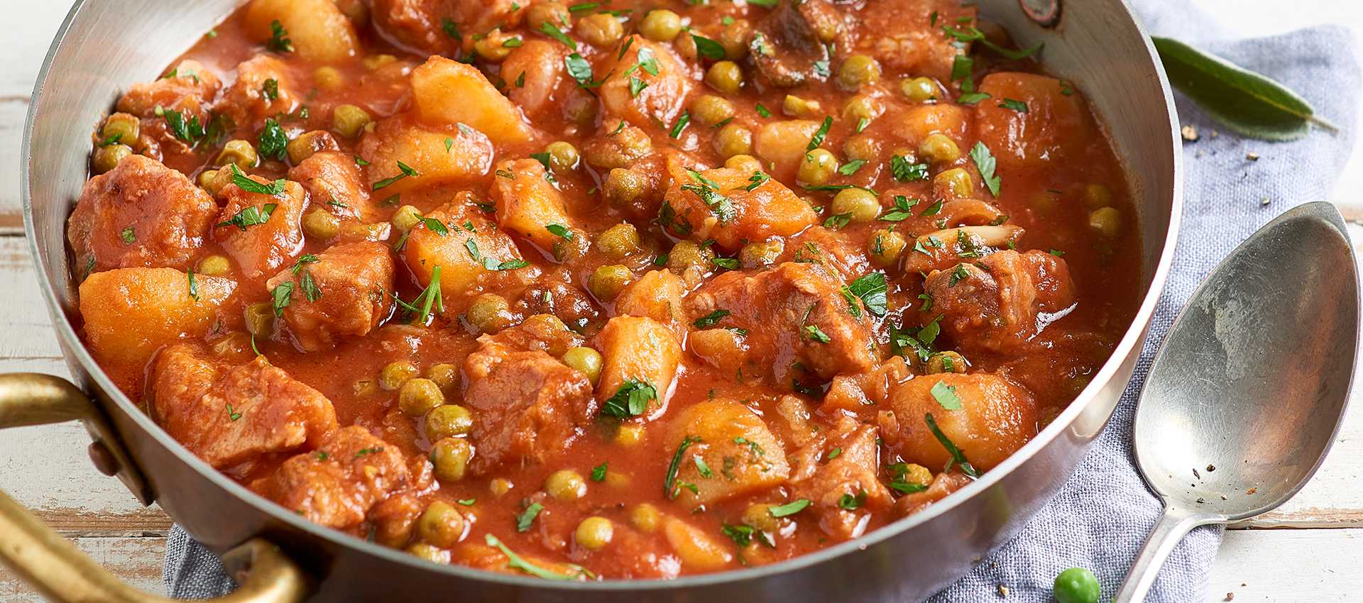 Kalbsragout mit Kartoffeln, Erbsen und Tomaten Kalbsragout mit Kartoffeln, Erbsen und Tomaten