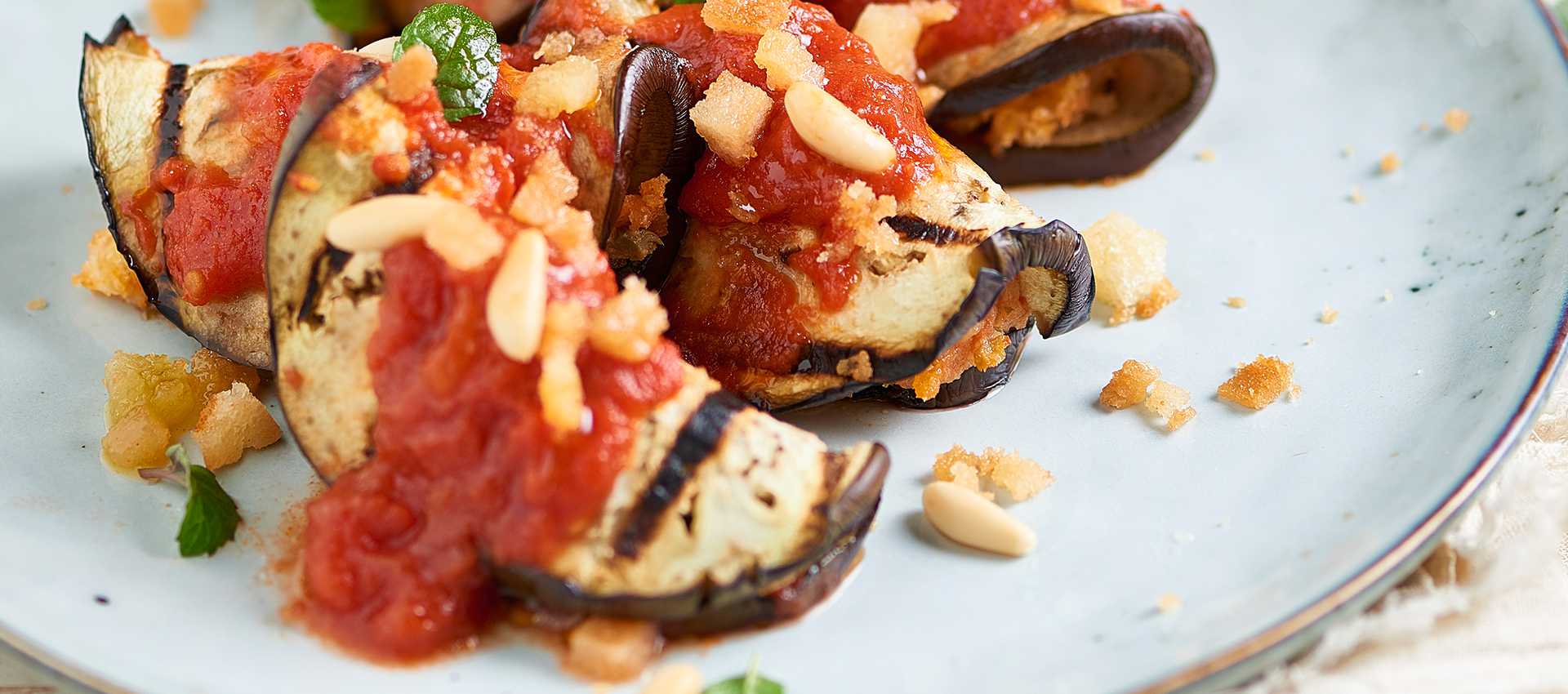 Auberginenrouladen mit Tomaten-Kapern-Oliven-Füllung Auberginenrouladen mit Tomaten-Kapern-Oliven-Füllung
