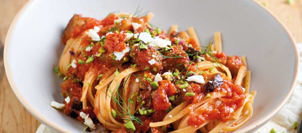 Linguine in Tomatensauce mit Auberginen und Pistazien Linguine in Tomatensauce mit Auberginen und Pistazien
