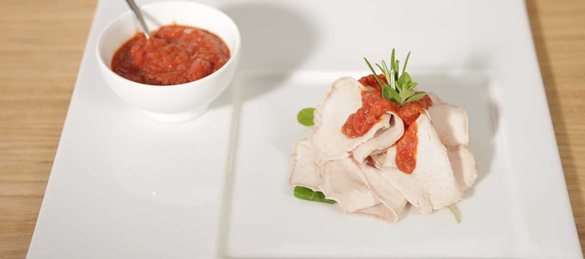 Schweinerücken in kräftiger Tomatensauce Schweinerücken in kräftiger Tomatensauce