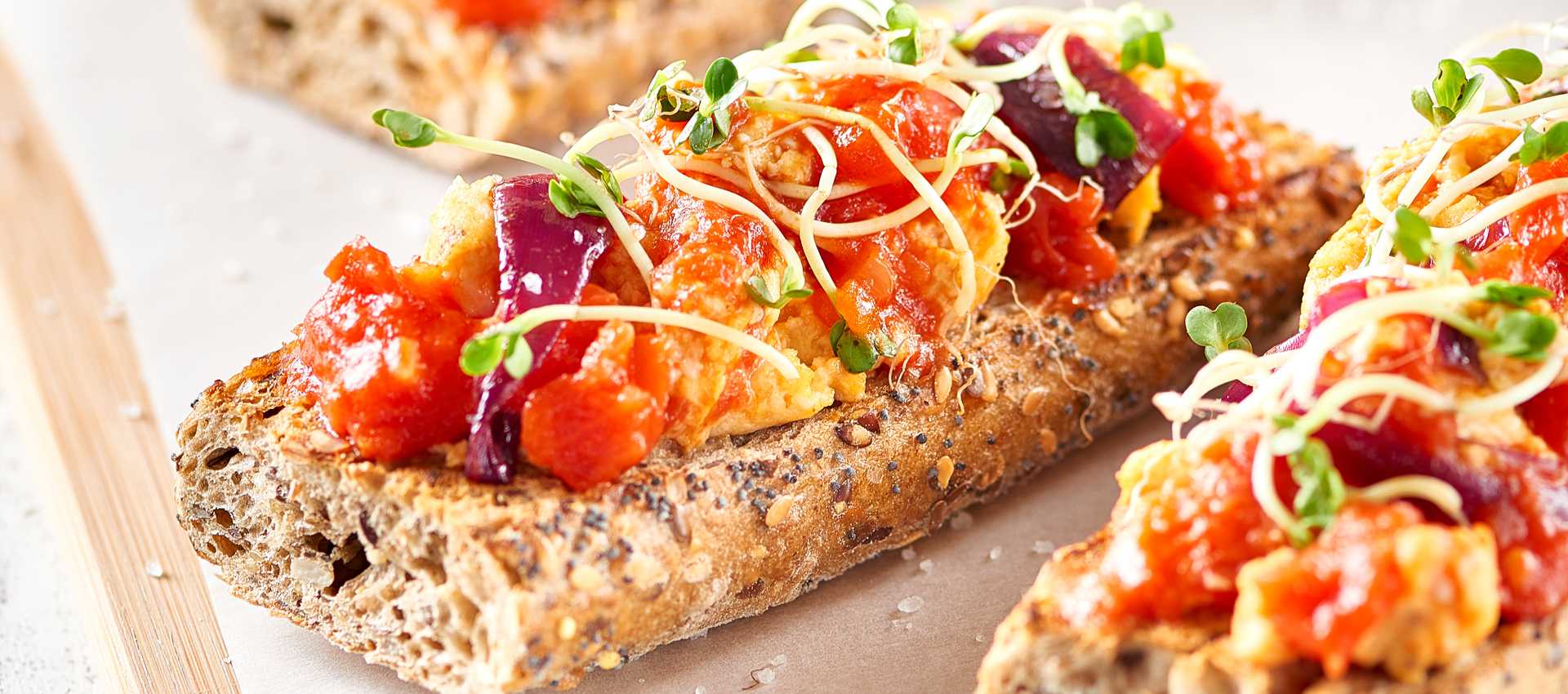 Schwarzbrot mit Ei-Tomaten-Stracciatella Schwarzbrot mit Ei-Tomaten-Stracciatella