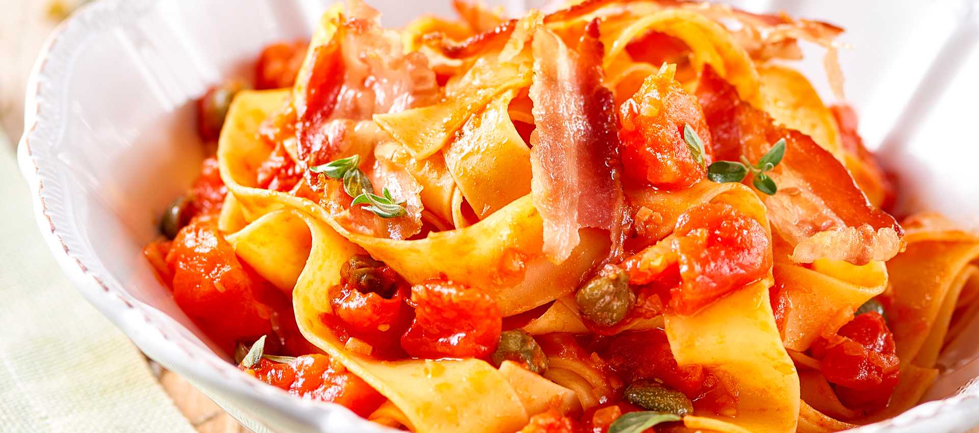 Pappardelle mit Tomaten, Kapern und Bauchspeck Pappardelle mit Tomaten, Kapern und Bauchspeck