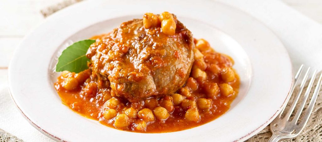 Geschmorte Schweinebacke mit Kichererbsen und Tomaten Geschmorte Schweinebacke mit Kichererbsen und Tomaten