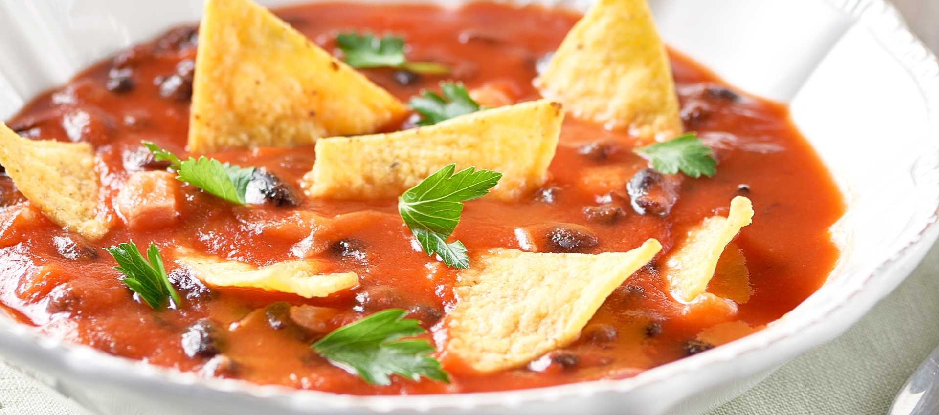 Suppe mit schwarzen Bohnen, passierten Tomaten und Tortillas Suppe mit schwarzen Bohnen, passierten Tomaten und Tortillas