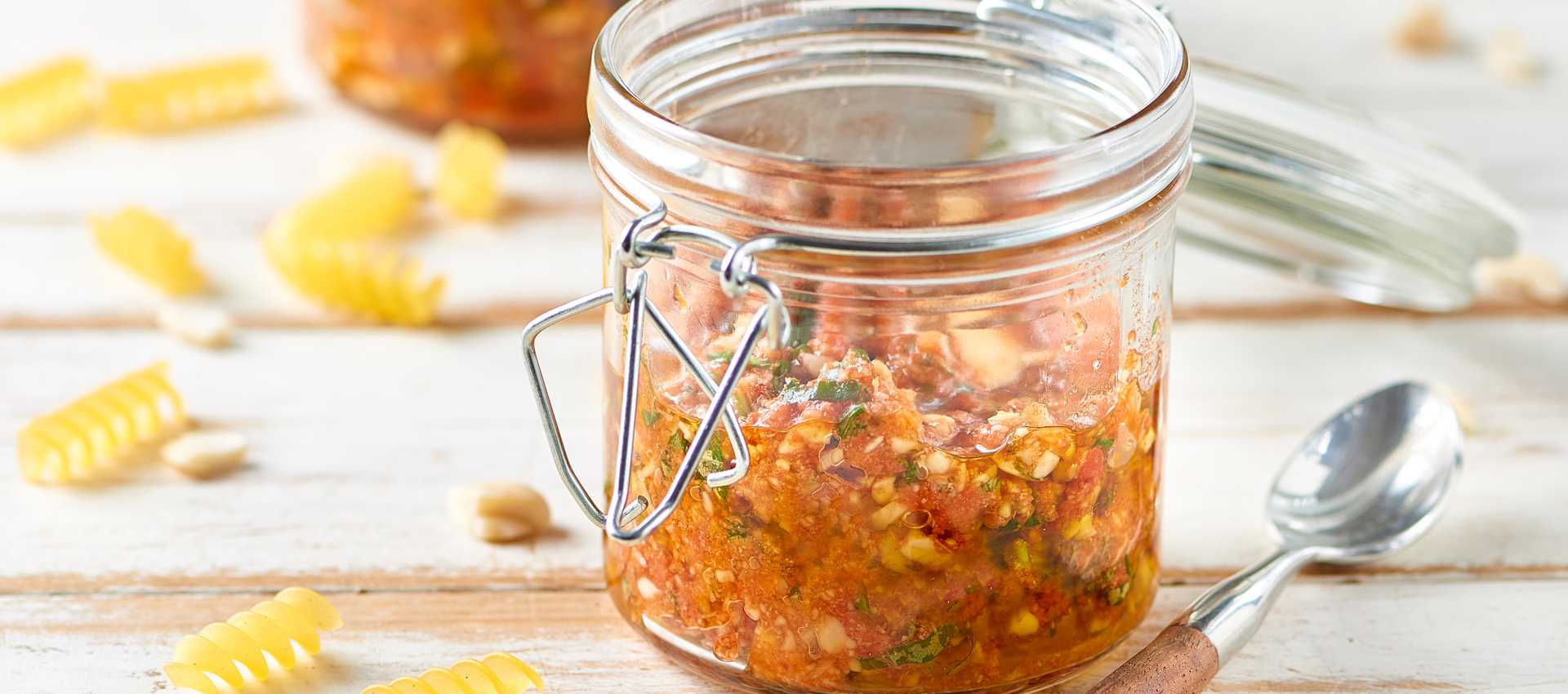 Mandel-Basilikum-Pesto mit doppeltem Tomatenmark Mandel-Basilikum-Pesto mit doppeltem Tomatenmark
