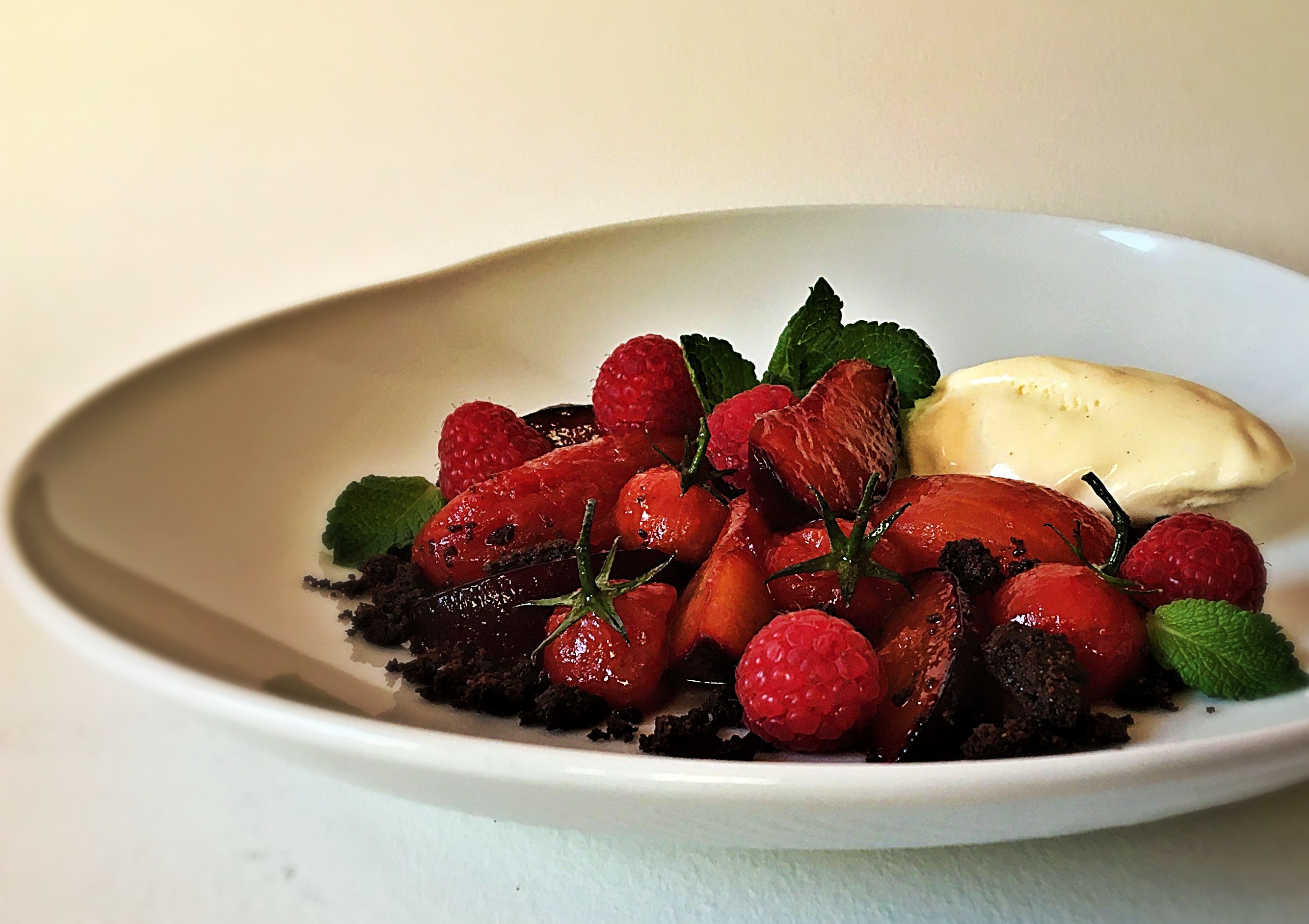 Süßes Tomaten-Pflaumen-Dessert Süßes Tomaten-Pflaumen-Dessert