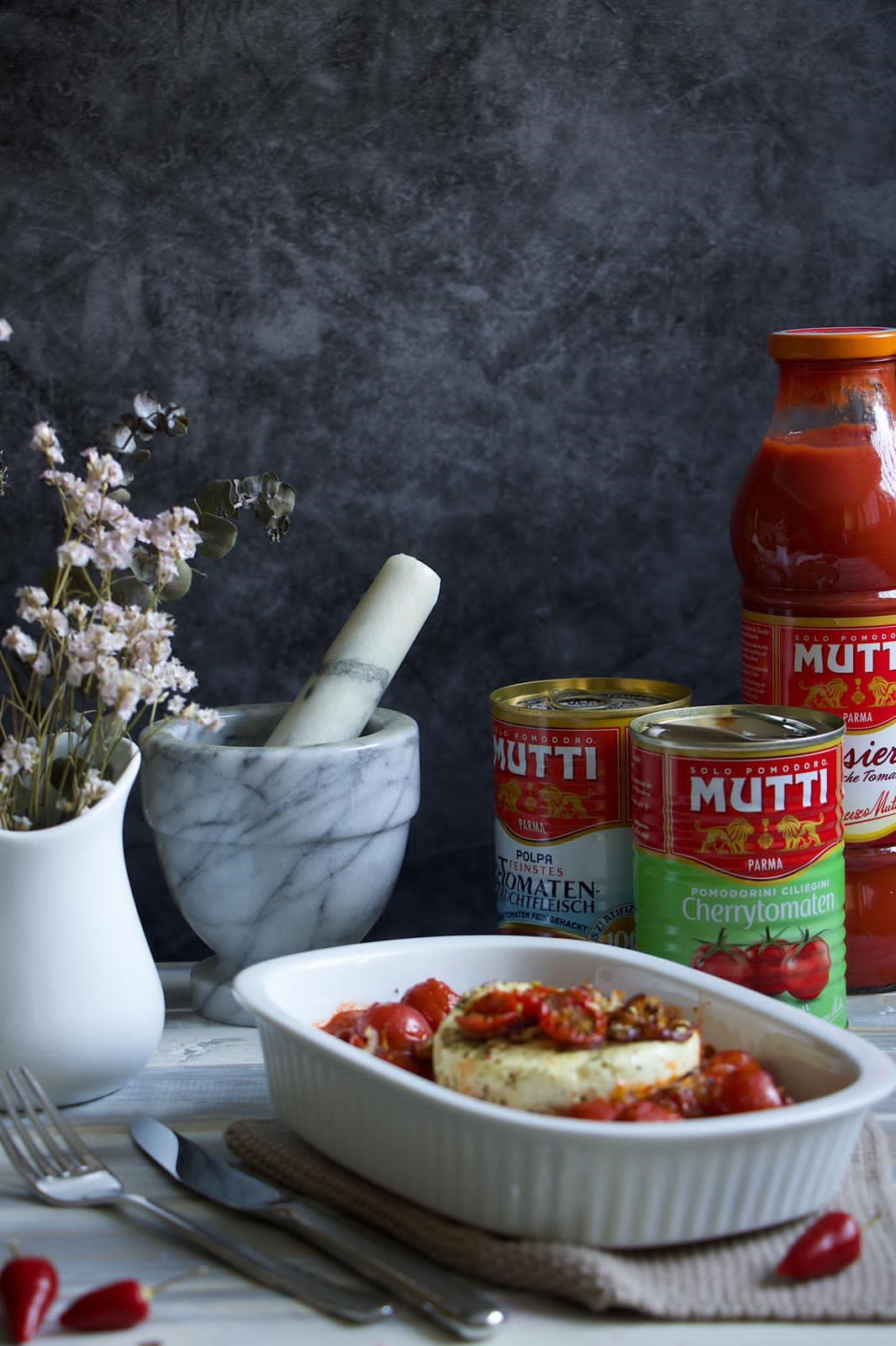 Gebackener Schafskäse auf Tomatensugo Gebackener Schafskäse auf Tomatensugo