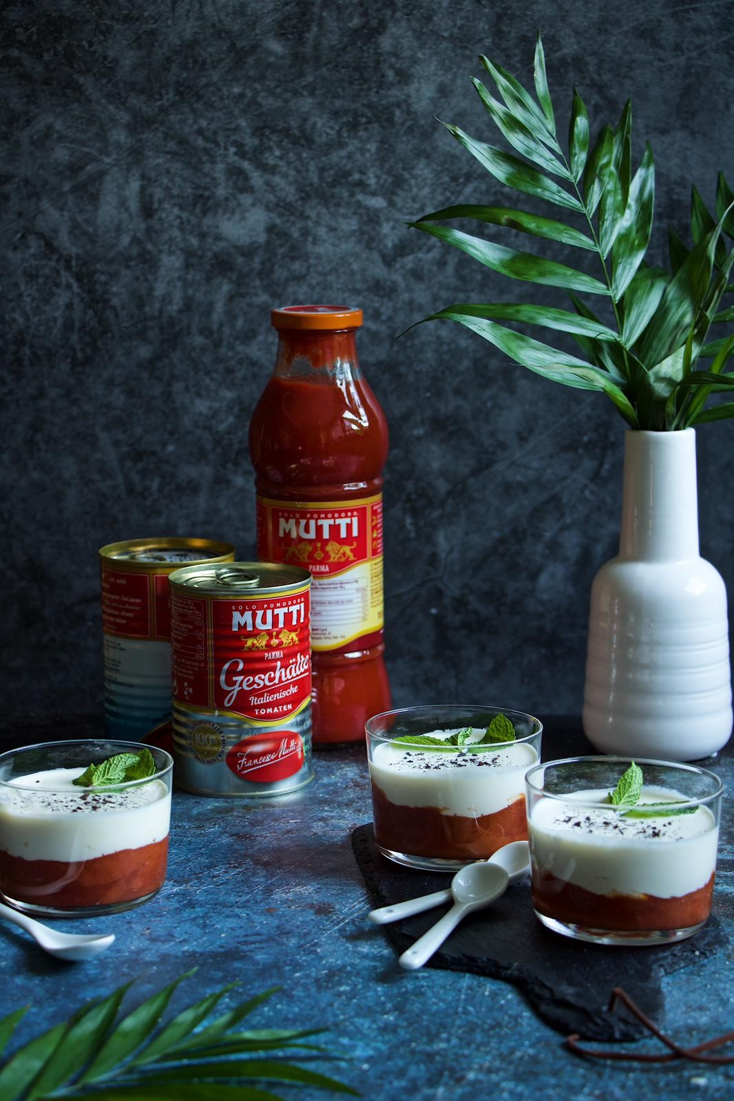 Tomatencreme mit Ricotta Mousse und Minze Tomatencreme mit Ricotta Mousse und Minze