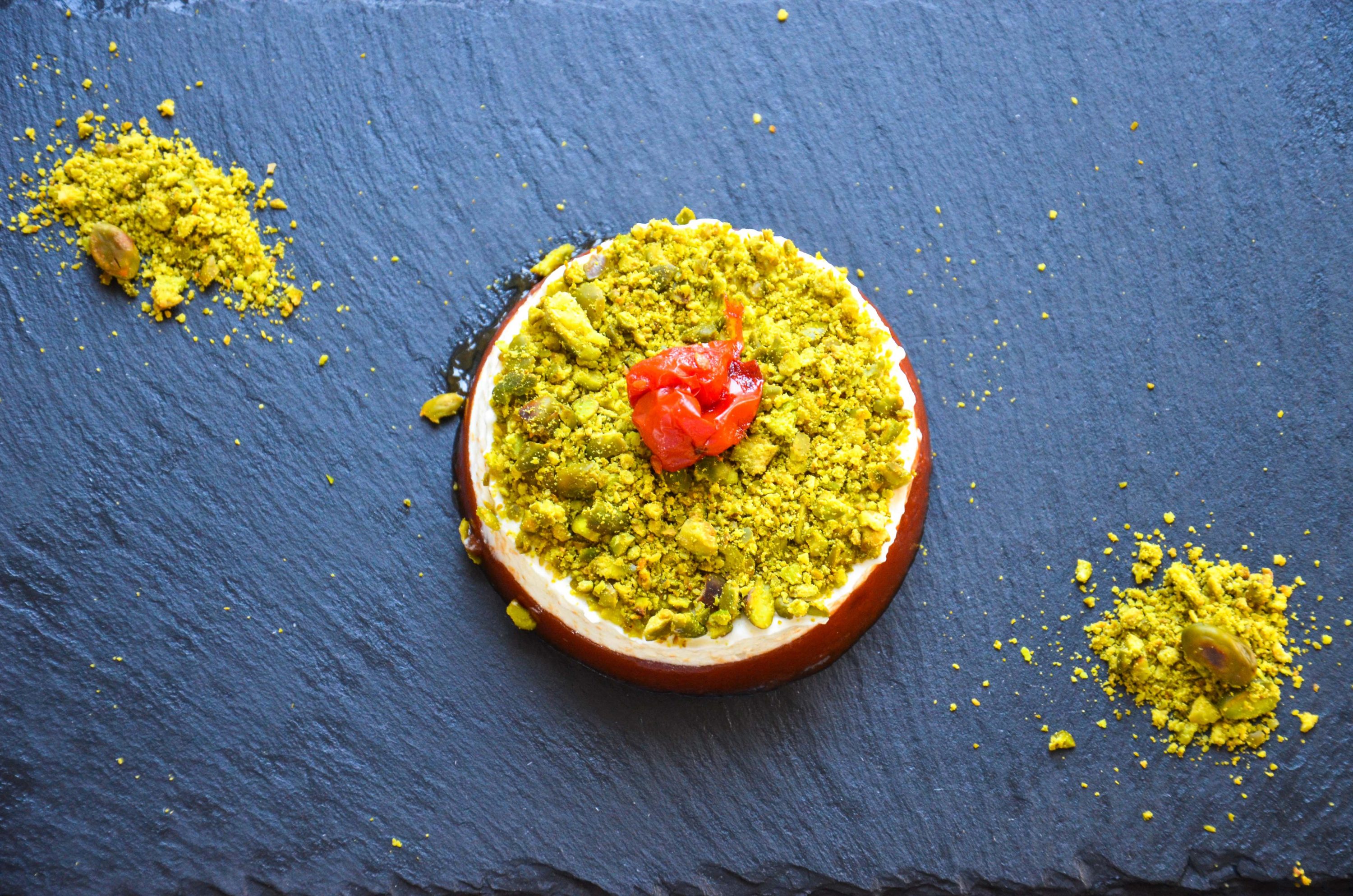 Tomatengelee mit Kokossahne und gerösteten Pistazien Tomatengelee mit Kokossahne und gerösteten Pistazien