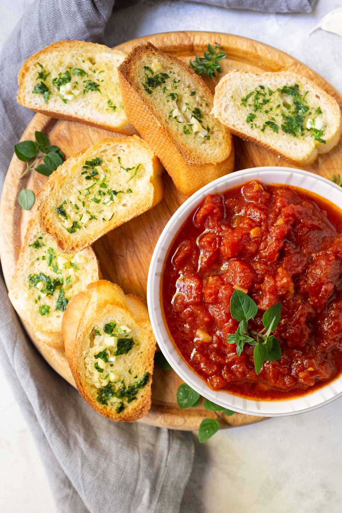 Leckeres Knoblauchbrot mit Tomatendipp Leckeres Knoblauchbrot mit Tomatendipp