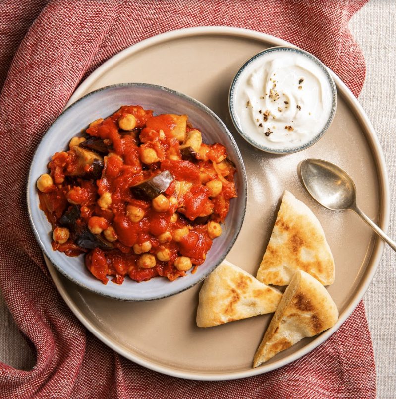 Pitabrot mit gewürzten Auberginen und Tomate Pitabrot mit gewürzten Auberginen und Tomate