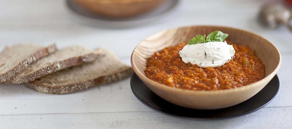 Velouté de tomate et quenelle de chèvre au basilic Velouté de tomate et quenelle de chèvre au basilic