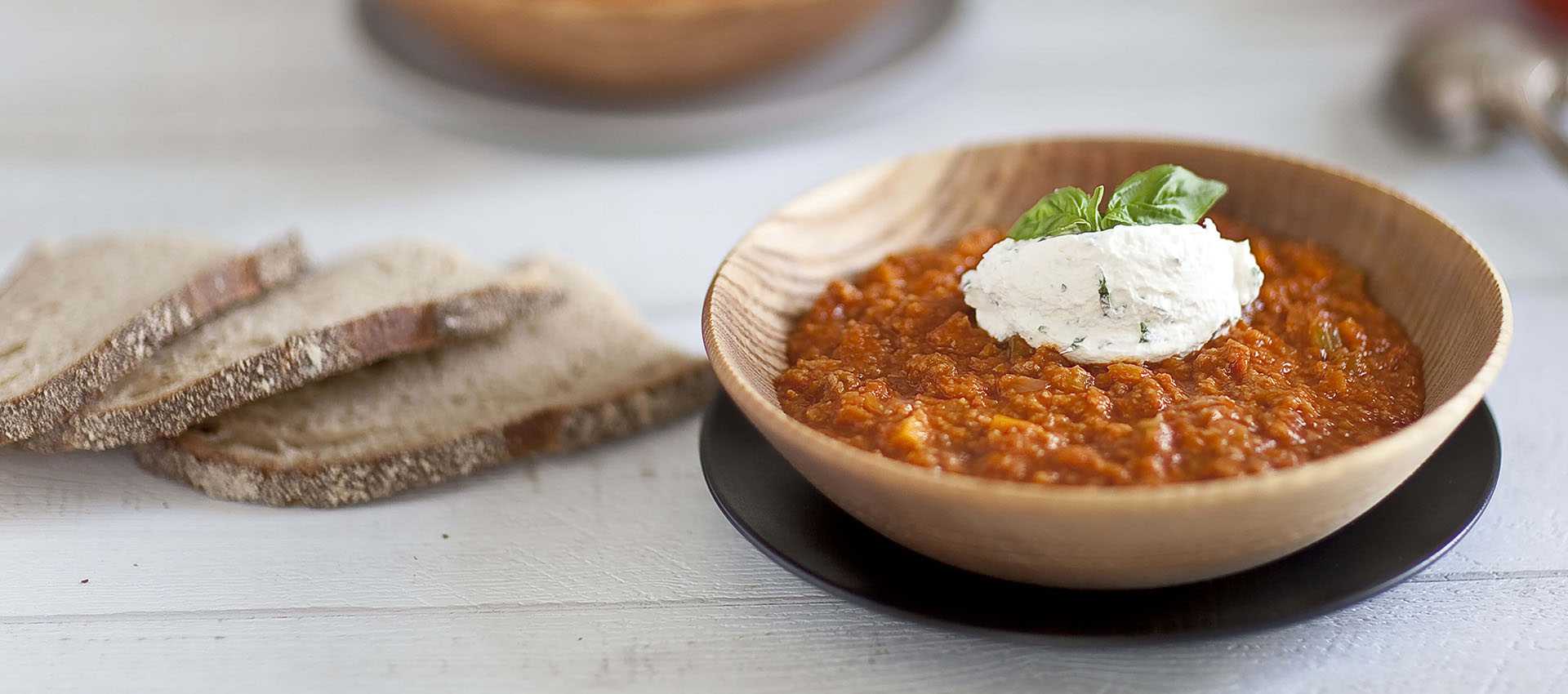 Velouté de tomate et quenelle de chèvre au basilic Velouté de tomate et quenelle de chèvre au basilic