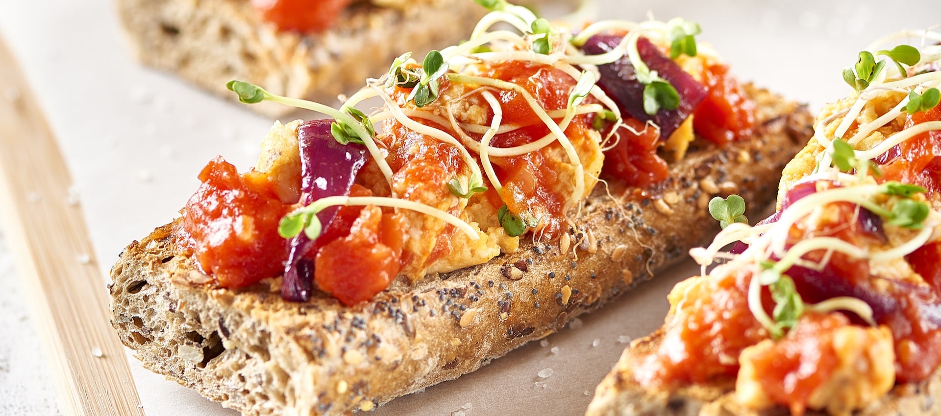 Bruschettas au pain noir et tomates Bruschettas au pain noir et tomates