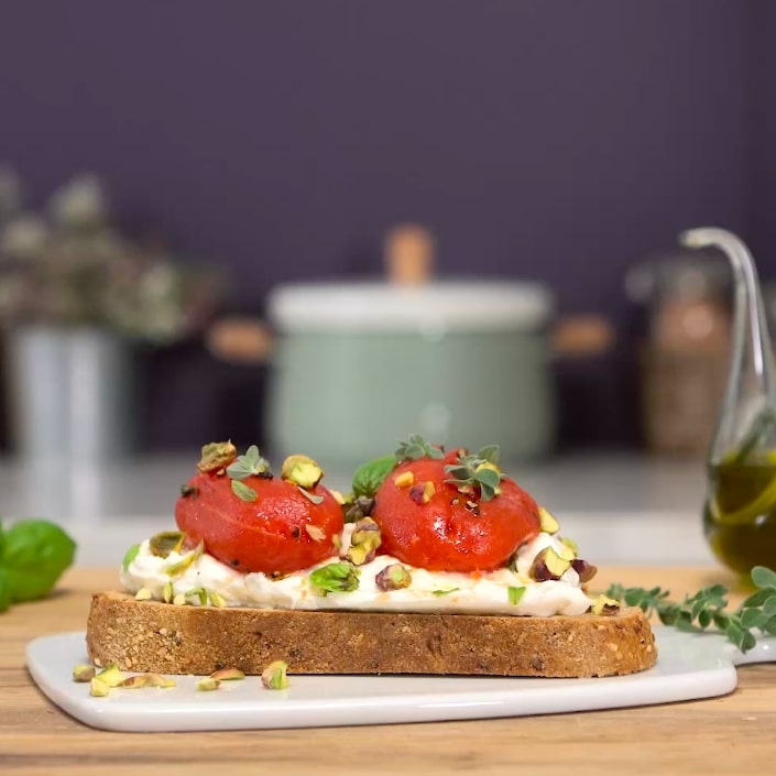 Crostones aux tomates pelées et à la burrata Crostones aux tomates pelées et à la burrata