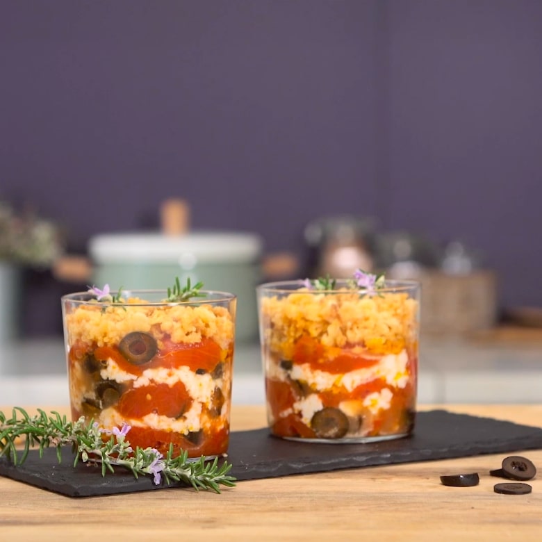 Crumble aux tomates pelées, cœurs d’olives et feta Crumble aux tomates pelées, cœurs d’olives et feta