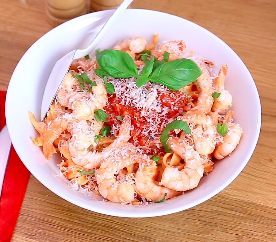 Tagliatelles de crevettes à la pulpe de tomates Tagliatelles de crevettes à la pulpe de tomates