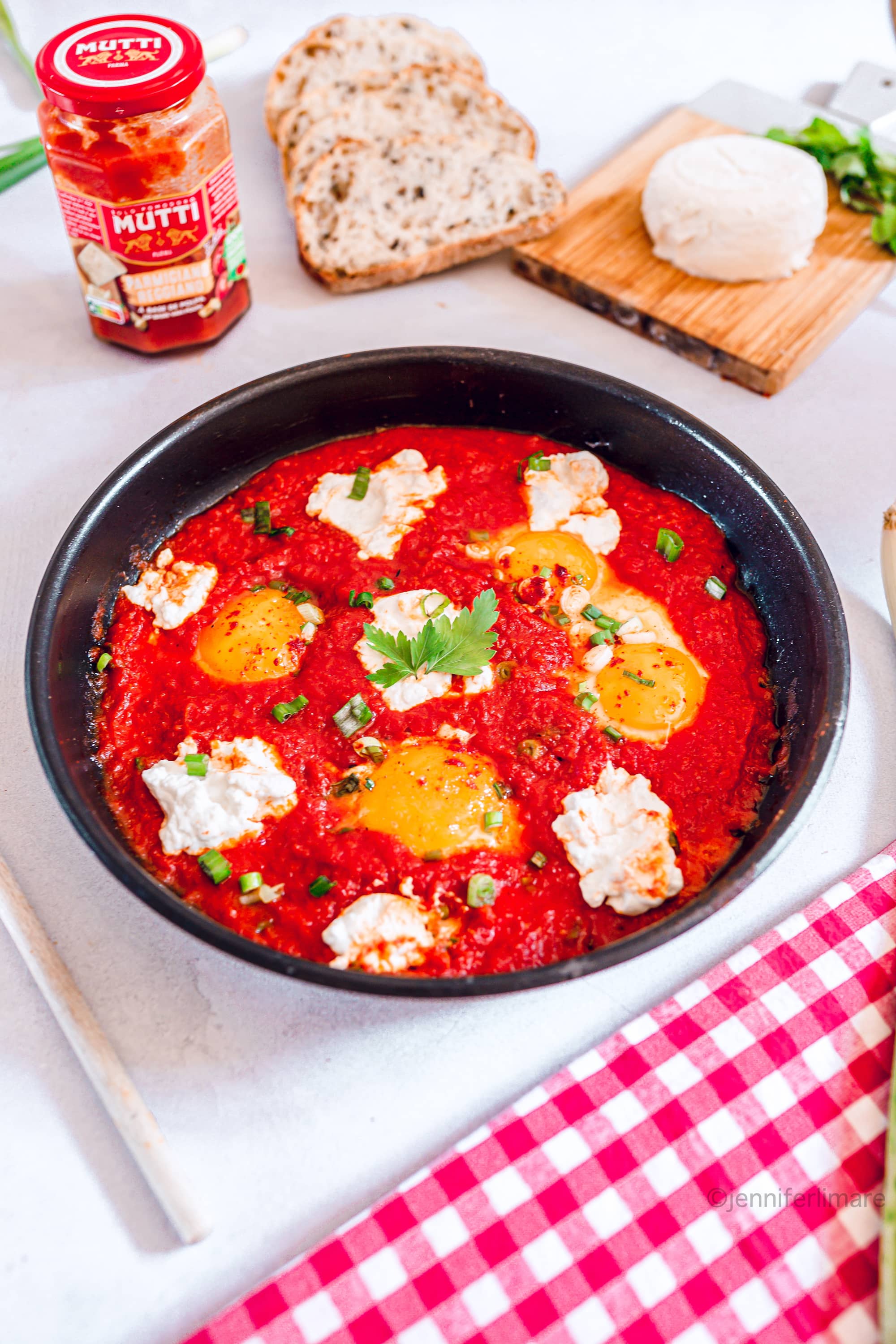 Œufs frits à la sauce tomate Parmigiano Reggiano et chèvre Œufs frits à la sauce tomate Parmigiano Reggiano et chèvre