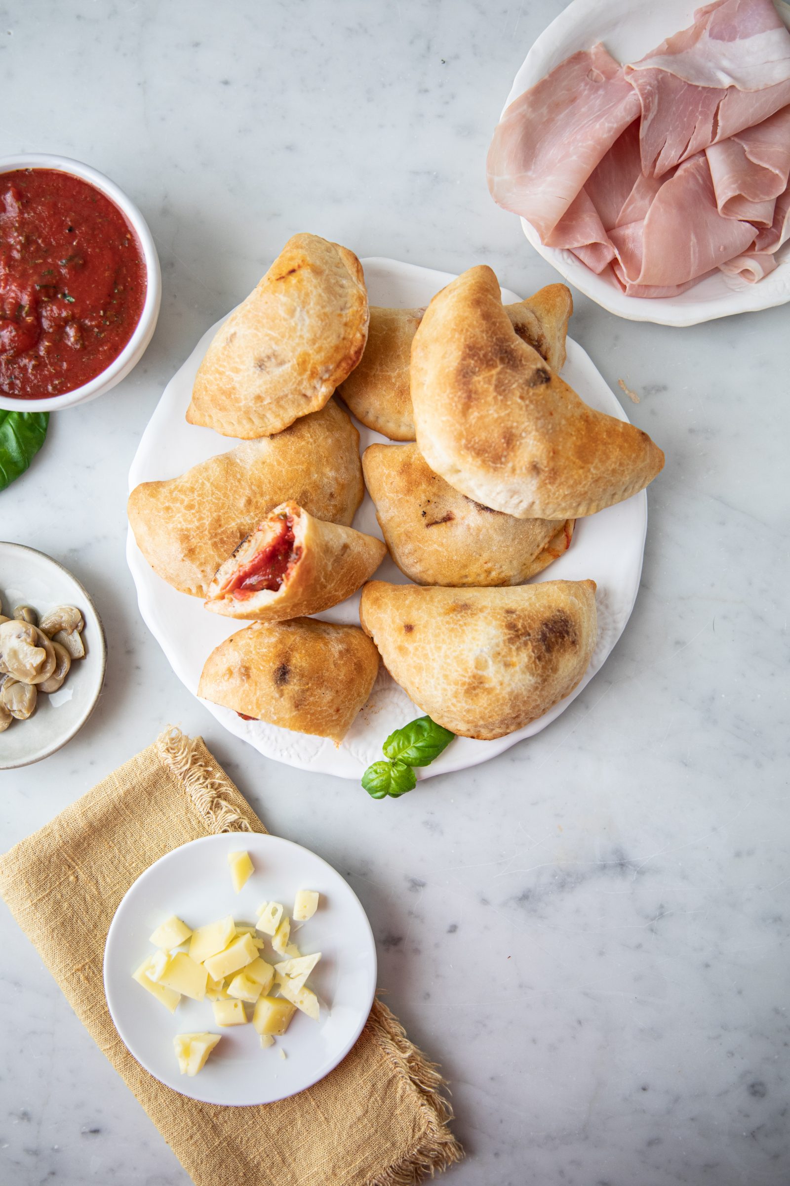 Mini Calzones aux tomates, jambon cuit, champignons et fromage Mini Calzones aux tomates, jambon cuit, champignons et fromage