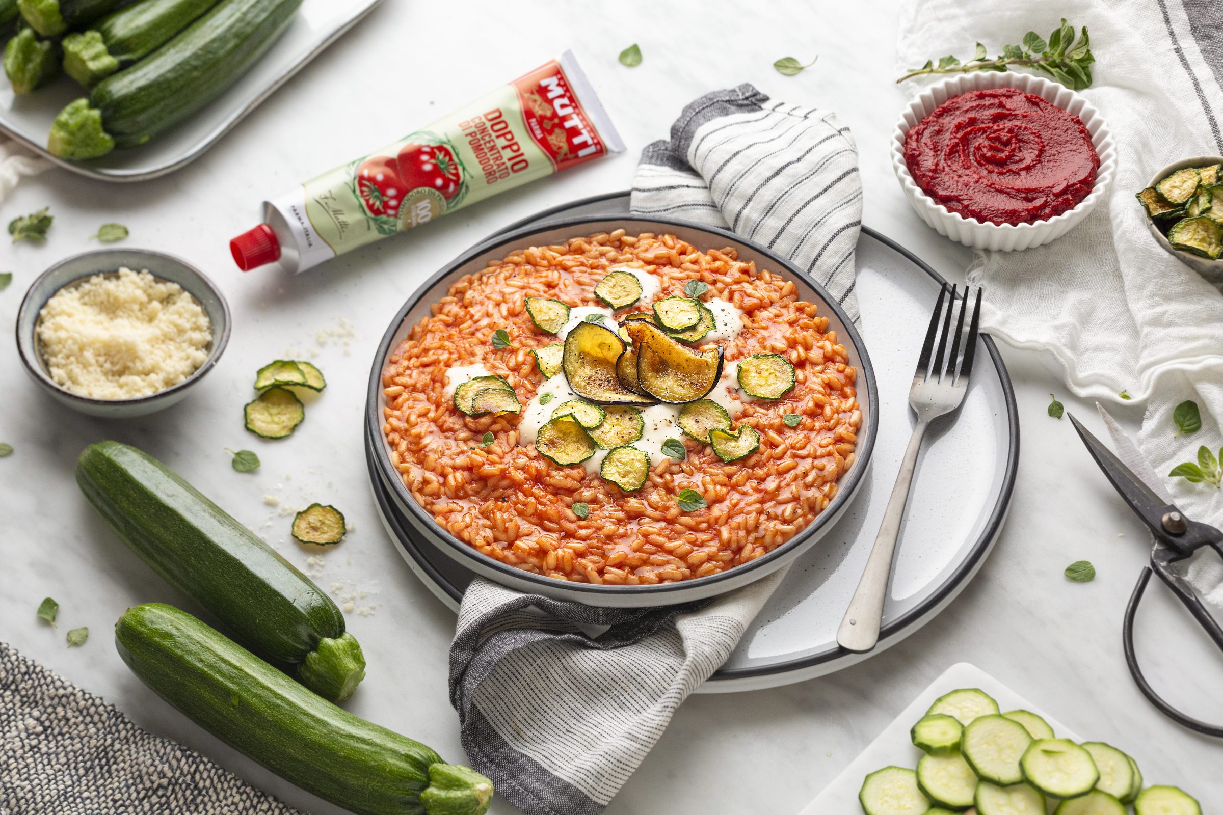 Risotto aux tomates, au parmesan fondu et légumes frits Risotto aux tomates, au parmesan fondu et légumes frits