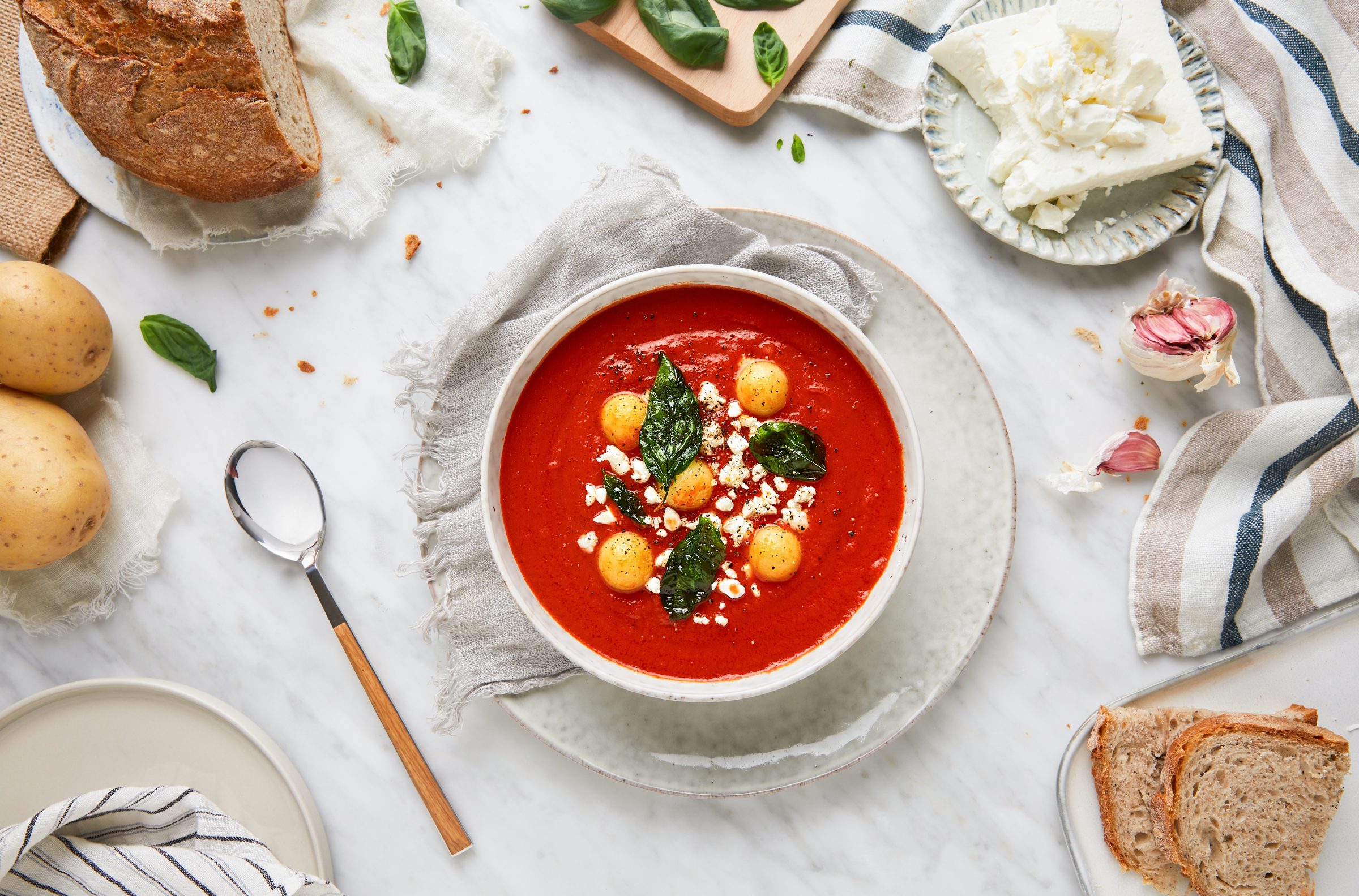 Soupe de tomates, sphères de pommes de terre et basilic frit Soupe de tomates, sphères de pommes de terre et basilic frit