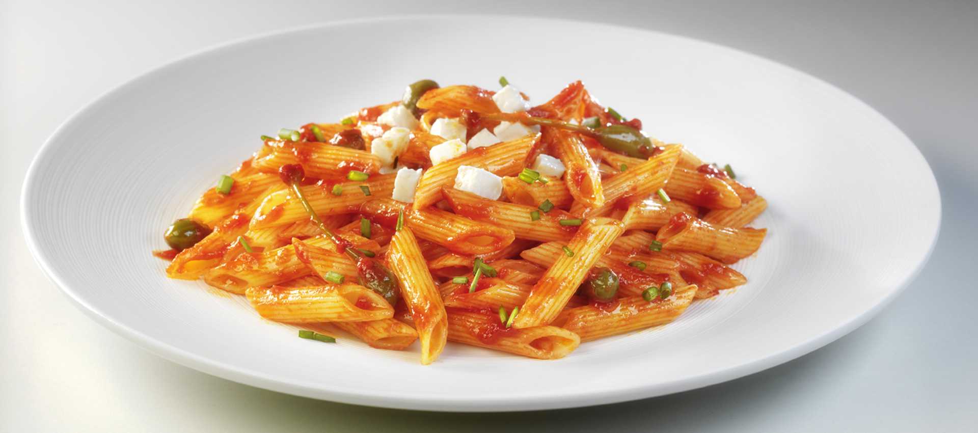Penne à la Purée de tomates Mutti, aux câpres et à la mozzarella Penne à la Purée de tomates Mutti, aux câpres et à la mozzarella