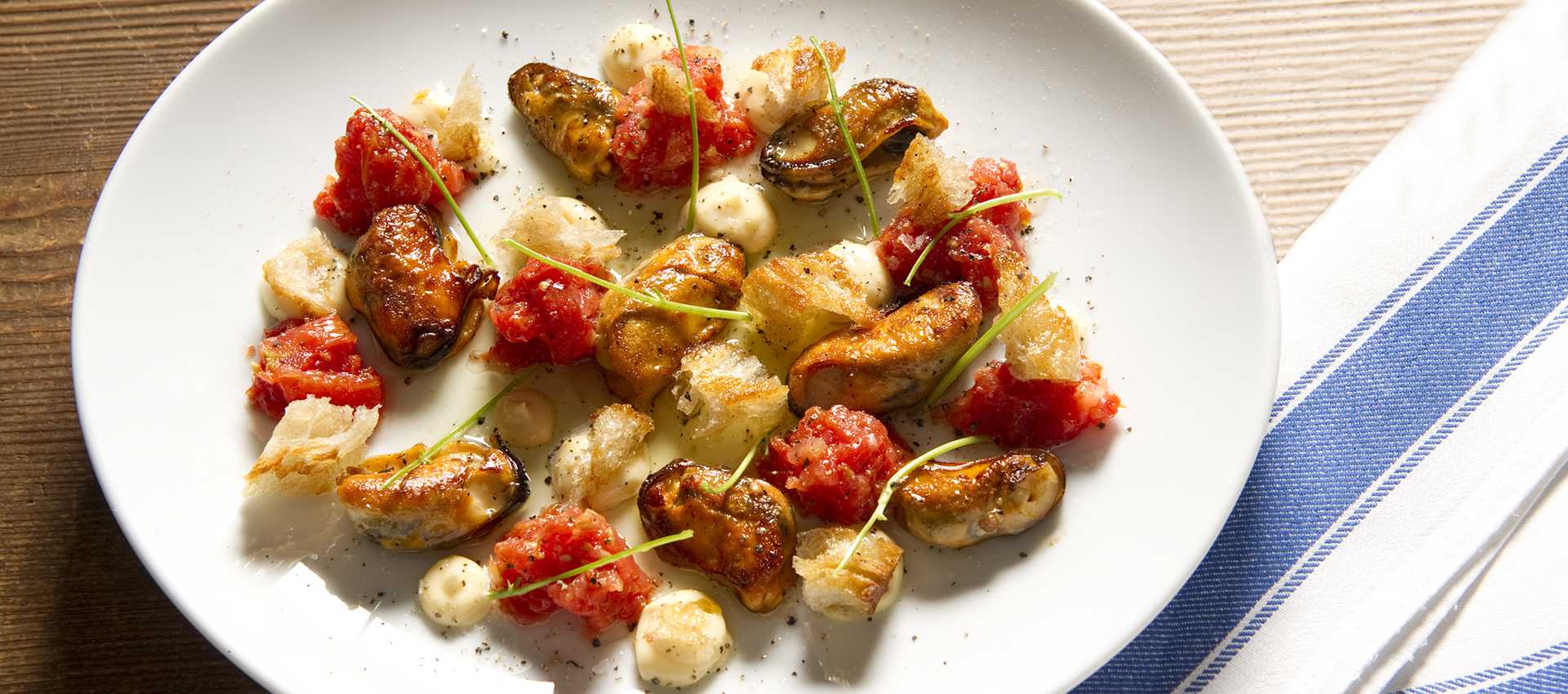 Fried mussels with tomatoes, horseradish and cilantro Fried mussels with tomatoes, horseradish and cilantro
