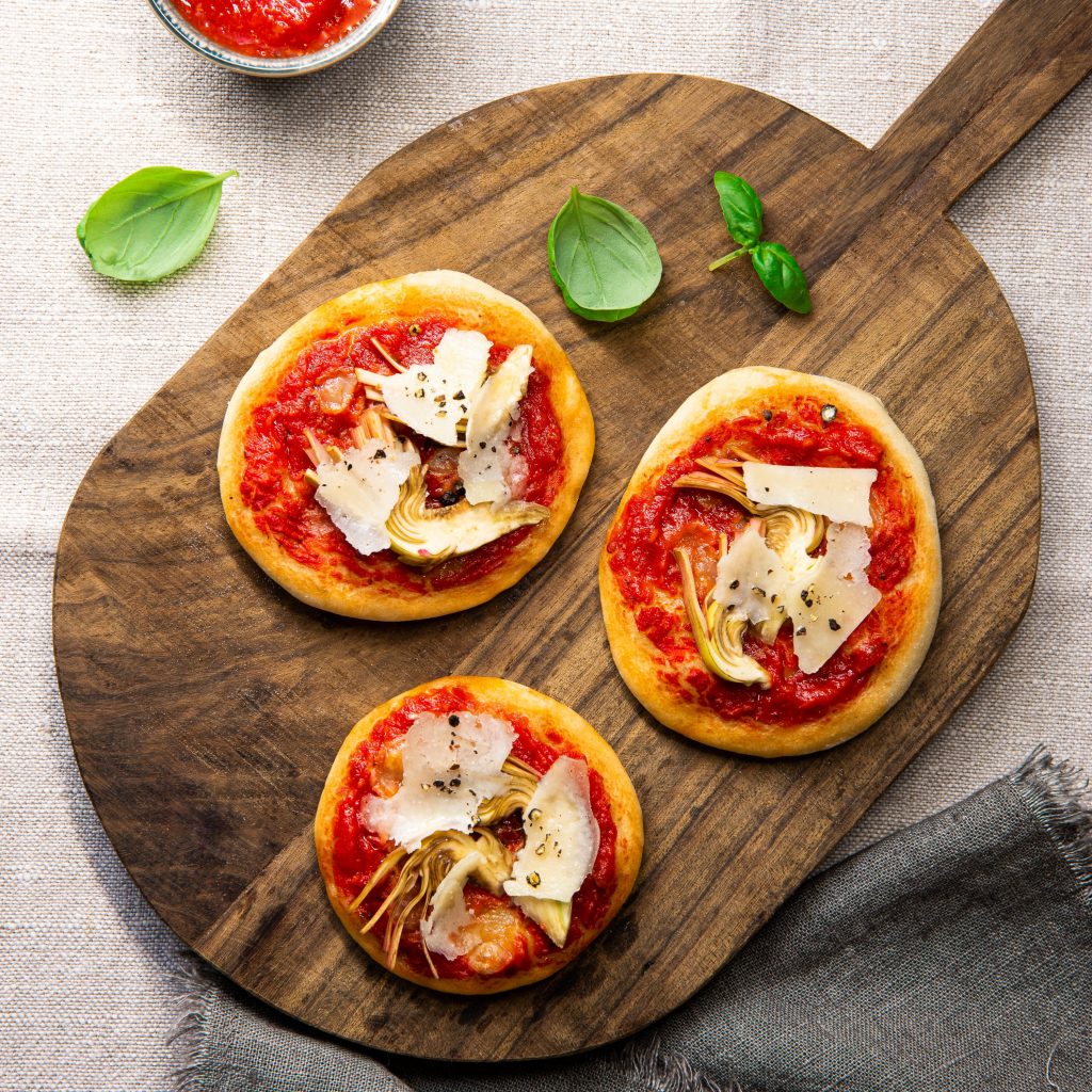 Mini margherita pizzas with raw artichokes and pecorino Mini margherita pizzas with raw artichokes and pecorino