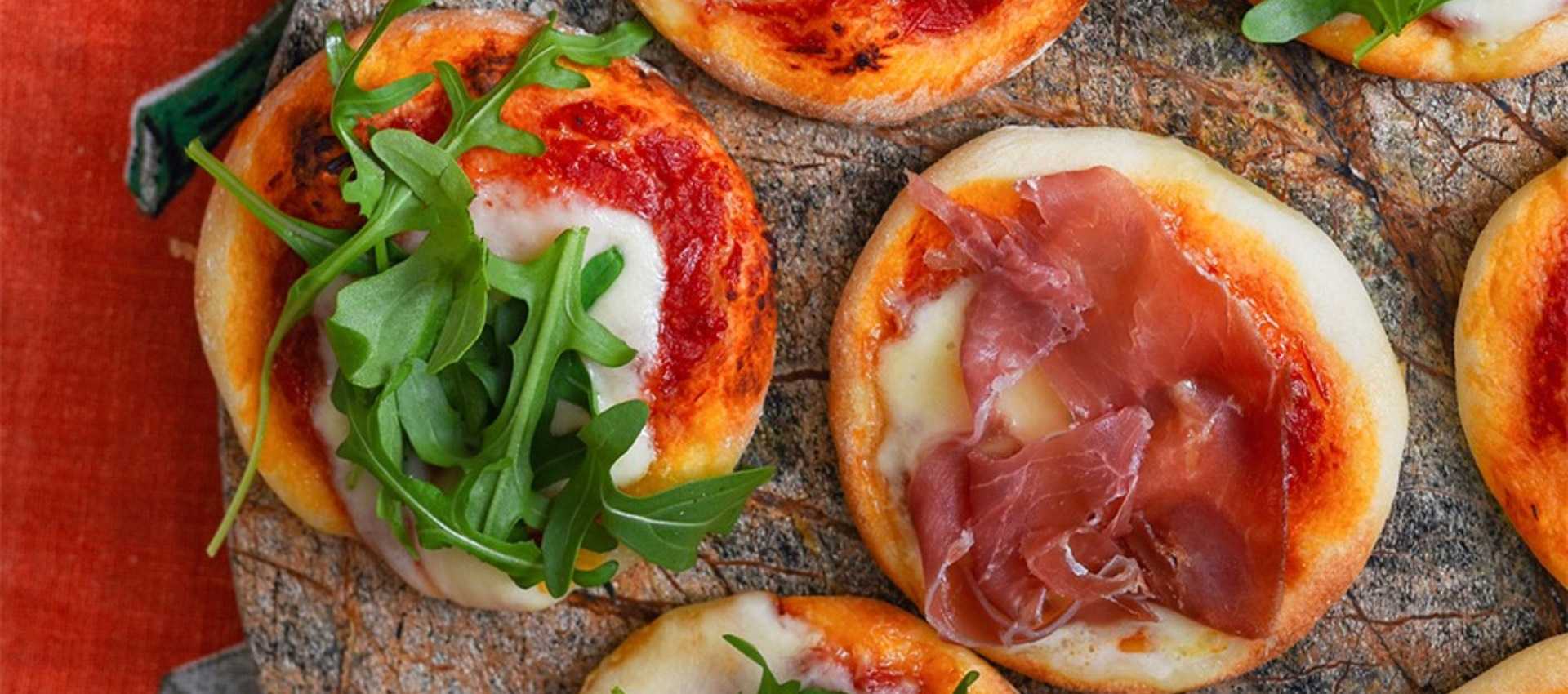 Mini Pizzas with Mutti Pizza Sauce Mini Pizzas with Mutti Pizza Sauce