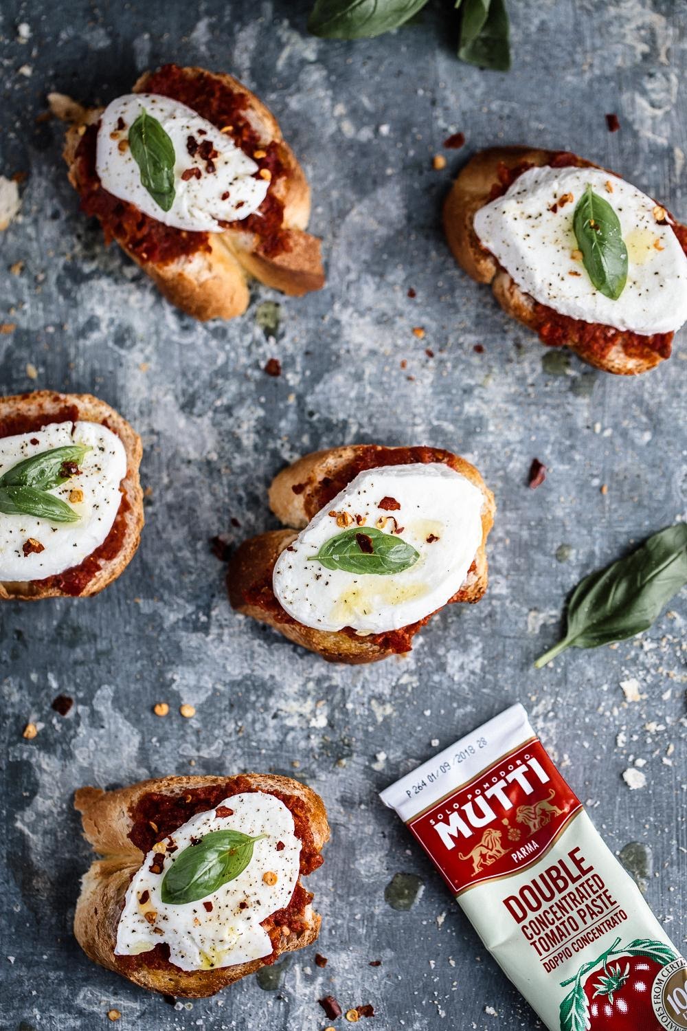 Křupavá rajčatová bruschetta Křupavá rajčatová bruschetta