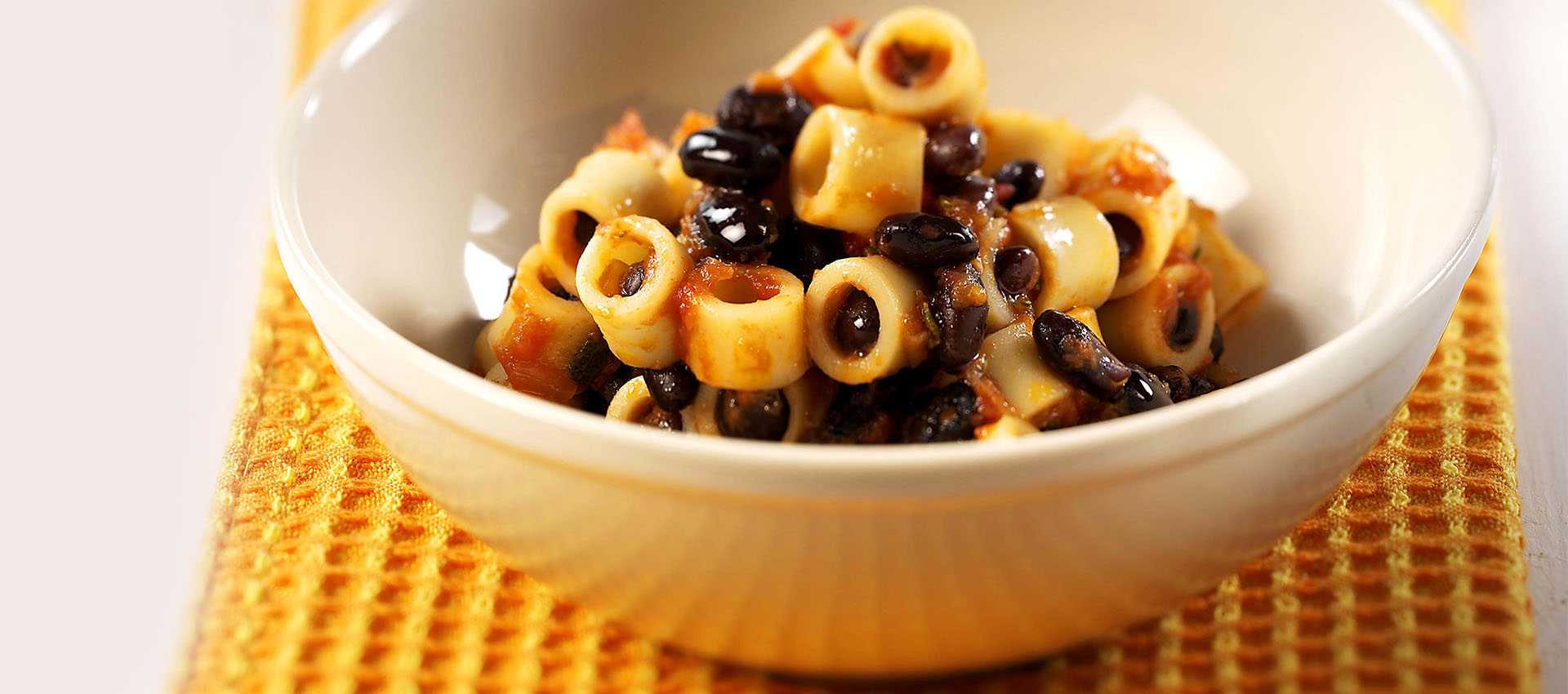 Ditalini met kruidige zwarte bonen Ditalini met kruidige zwarte bonen