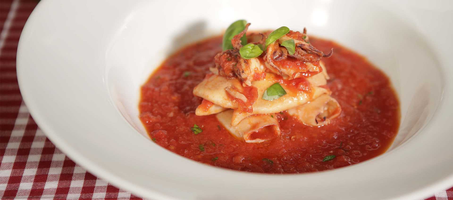 Calamari in tomatensaus Calamari in tomatensaus