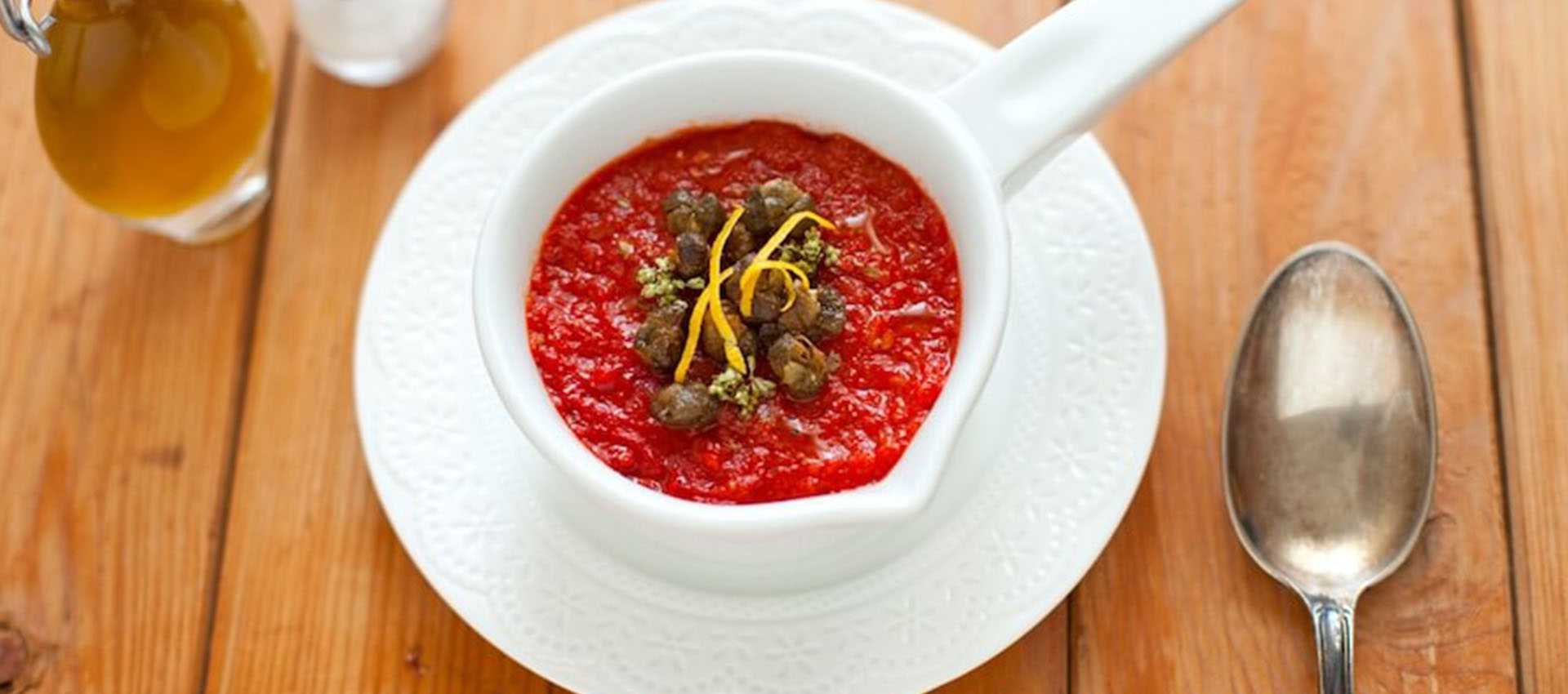 Romige tomatensoep met krokante kappertjes Romige tomatensoep met krokante kappertjes