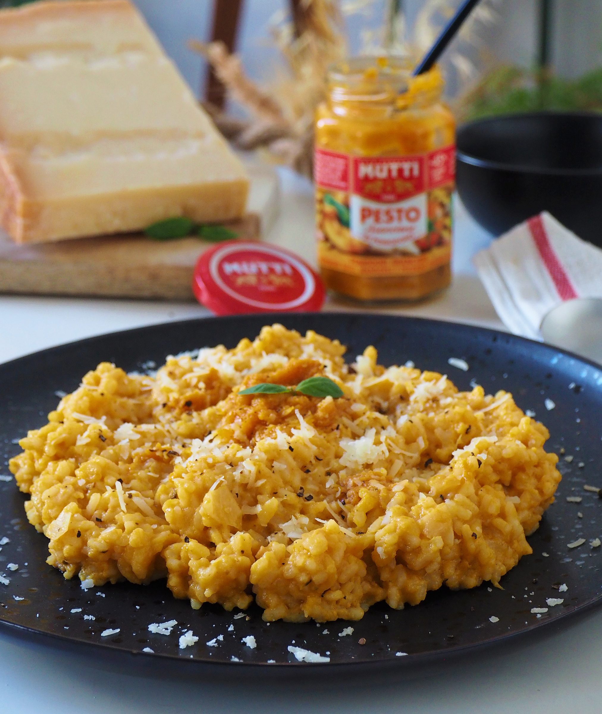 Risotto gemaakt met pesto van oranje tomaten Risotto gemaakt met pesto van oranje tomaten