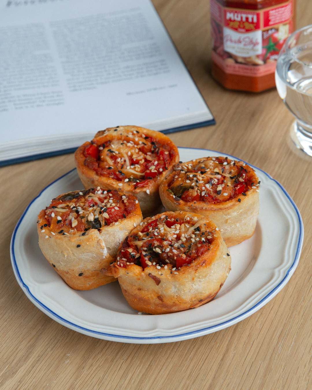 Hartige broodjes met Mutti rode tomaten pesto Hartige broodjes met Mutti rode tomaten pesto