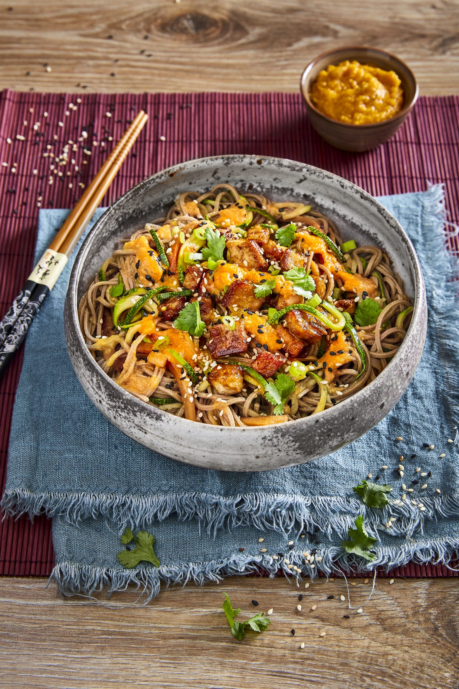 Thaise plantaardige wok met pesto van oranje tomaten Thaise plantaardige wok met pesto van oranje tomaten