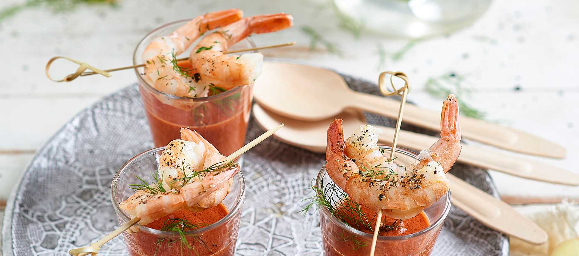 Bicchierini finger food con crema rossa e gamberi Bicchierini finger food con crema rossa e gamberi