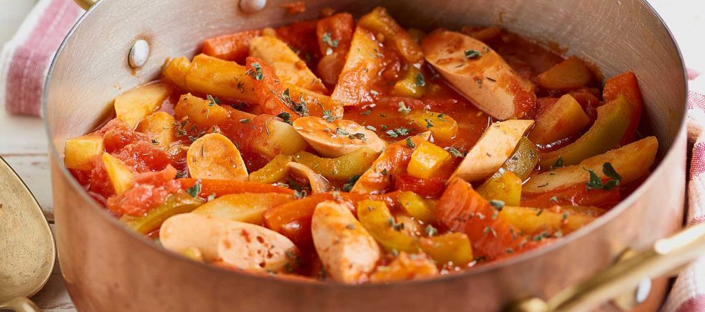 Goulash di verdure e würstel vegetali Goulash di verdure e würstel vegetali