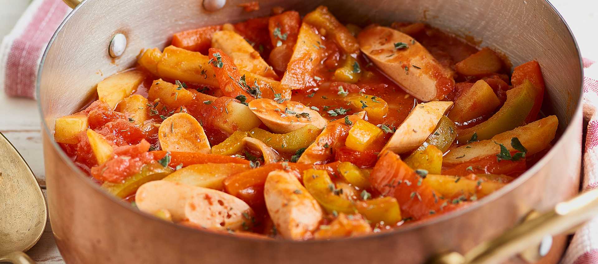 Goulash di verdure e würstel vegetali Goulash di verdure e würstel vegetali