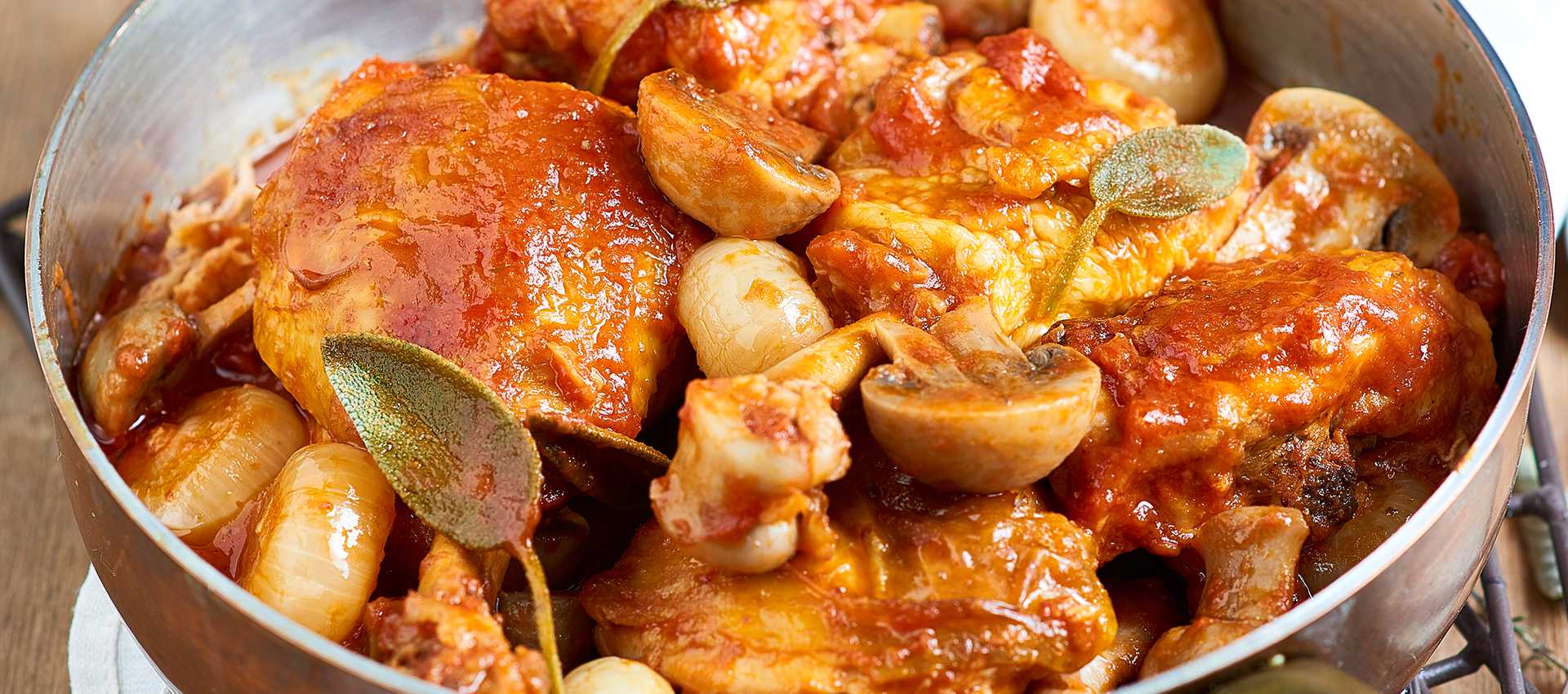 Coscette di pollo con sugo rosso alle erbe e cipolline borettane Coscette di pollo con sugo rosso alle erbe e cipolline borettane