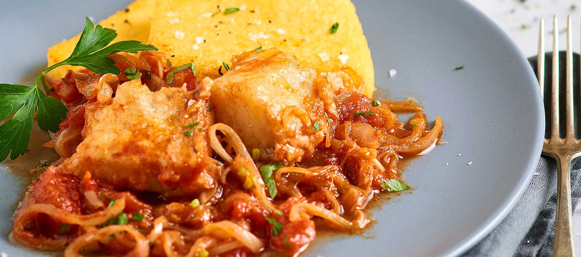 Trancetti di baccalà con cipolle e pomodoro Trancetti di baccalà con cipolle e pomodoro